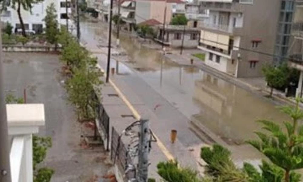 ΒΑ Αττική: Διακοπή κυκλοφορίας σε επαρχιακούς δρόμους λόγω νεροποντής